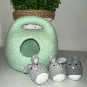 Lovevery Bunnies in a Felt Burrow baby toy NEW
